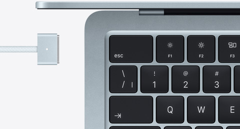 MacBook Air bleu ciel et câble MagSafe assorti