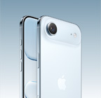 iPhone Air, nebeská modrá farba, zadná vonkajšia strana natočená do uhla, sústava hlavnej kamery Fusion v plató navrchu, tlačidlo Ovládania kamery, predná a bočná vonkajšia strana, dizajn celej obrazovky, akčné tlačidlo a tlačidlo hlasitosti