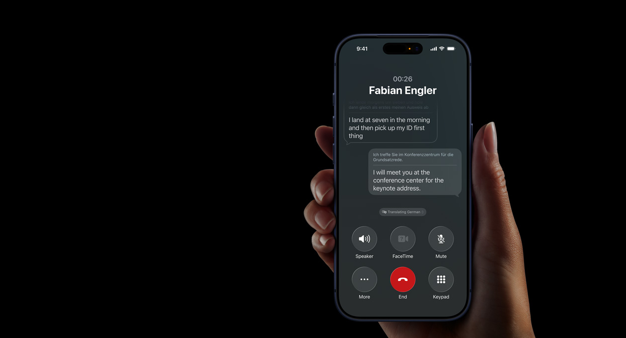 iPhone 17 Pro v ruke s ukážkou funkcie Živé tlmočenie pomocou Apple Intelligence počas telefonátu